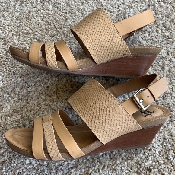 Sofft Velora Snakeskin Embossed Wedge Sandal Tan - Picture 8 of 8